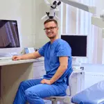 Junger Zahnarzt zeigt Interesse an dentistant.