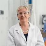 Ältere Zahnärztin informiert sich über dentistant.