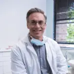 Portrait eines Zahnarztes, der an dentistant interessiert ist.